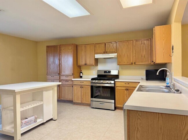 Photo - 1601 Lloydminister Way