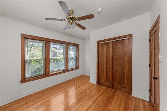Building Photo - 3 bedroom in Chicago IL 60613 Unit 3 Rental