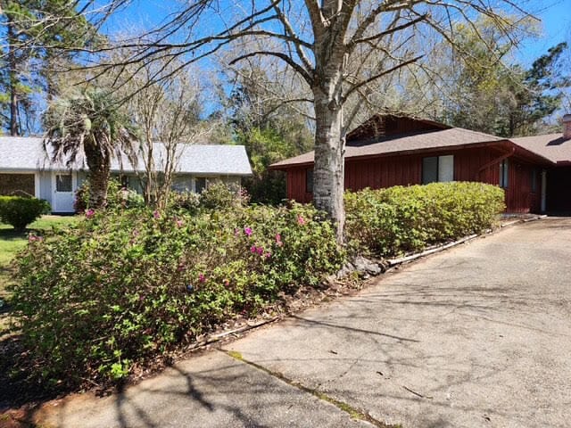 Building Photo - 6 Whispering Br