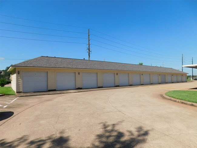 Building Photo - 2710 Grants Lake Blvd Unit J2
