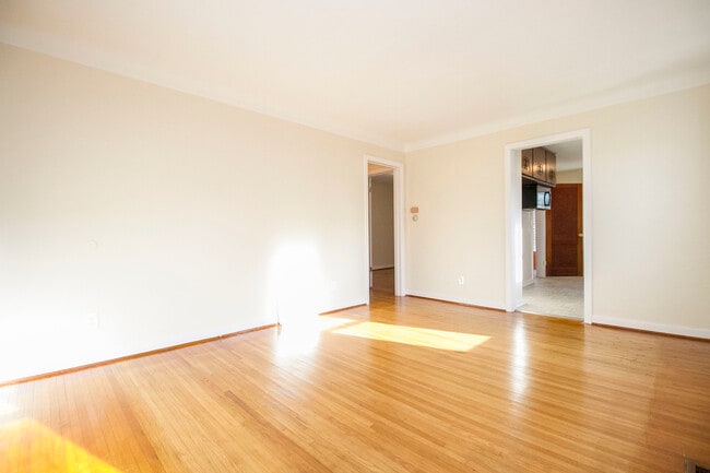 Photo - 2355 Ward St