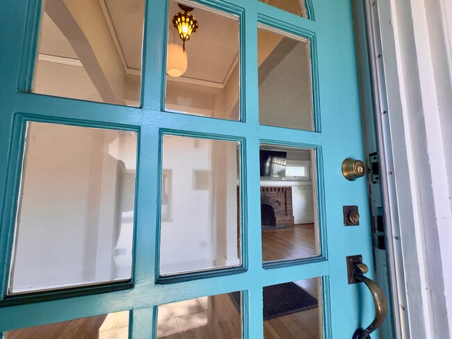 Photo - 2309 Derby St