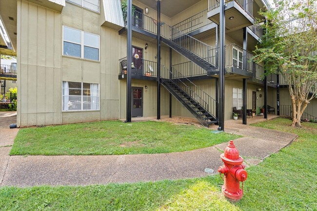 Building Photo - 119 Riverbend Dr