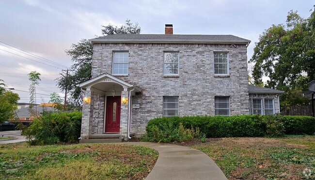 Building Photo - 3 BED 1.5 BATH HOME NEAR TCU!