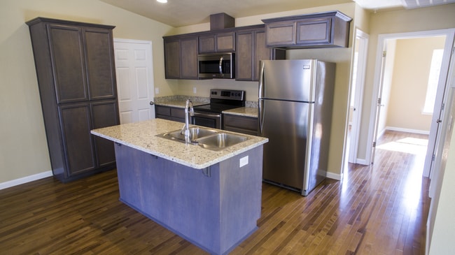 Building Photo - Open Floor plan 2 Bed 2 Bath Close to Down... Rental
