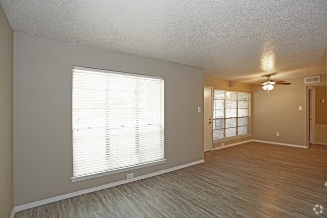 1BR,1BA - A2 - 670SF - LIVING ROOM