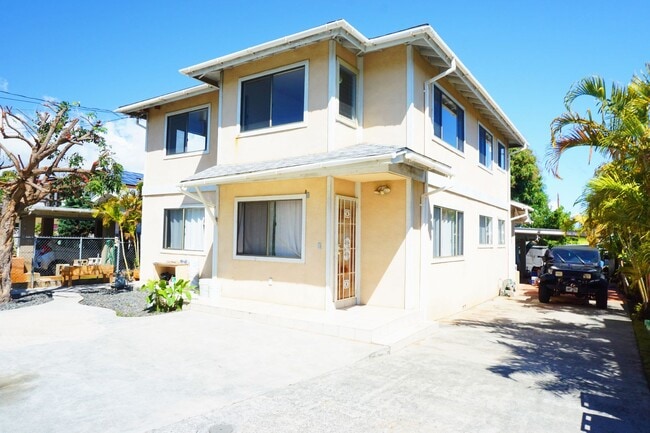 Building Photo - 2336-ST Unit B (Upstairs)
