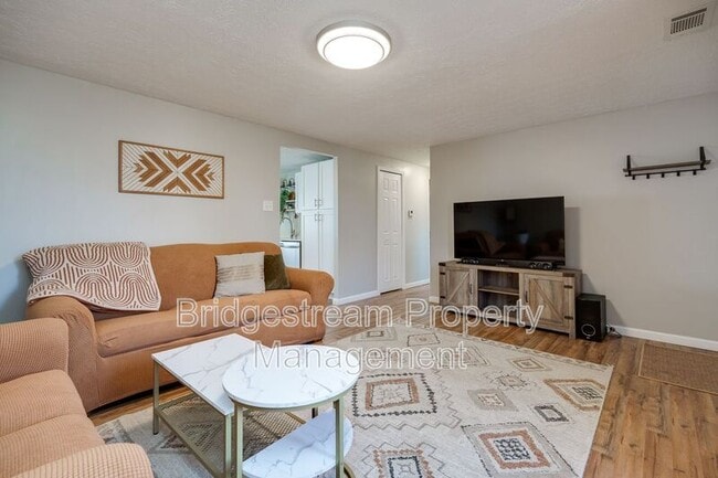 Photo - 655 Eavey St