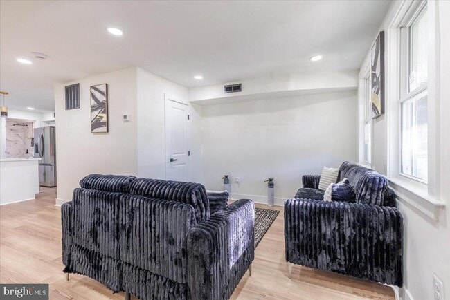 Photo - 4702 Meade St NE