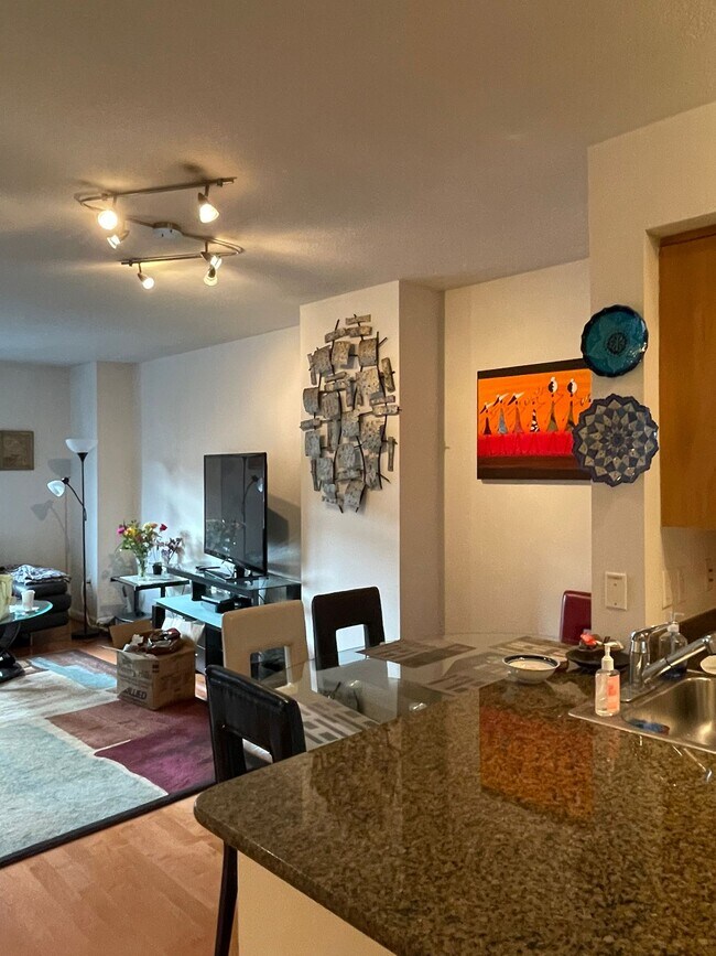 Photo - 1021 N Garfield St Unidad 848