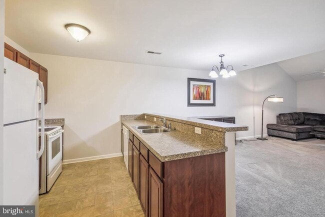 Photo - 102 Hunter's Way