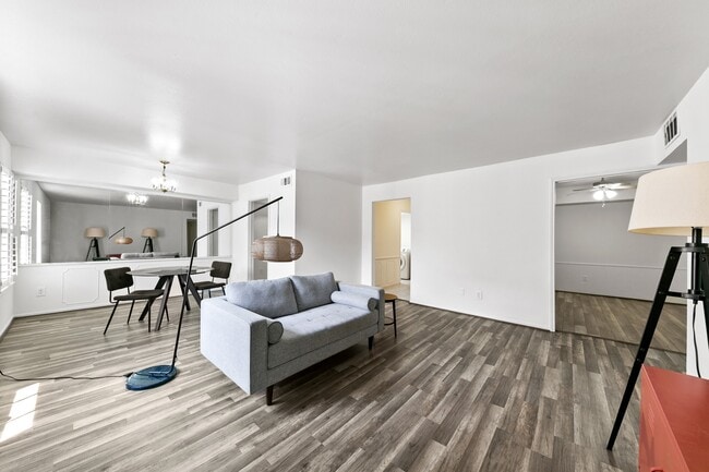 Building Photo - 361 N Post Oak Ln Unit 231