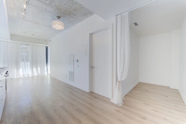 Photo - Bright and Stylish Condo @ Yonge/Eglinton (1+Den, 1 Bath) Unit 317