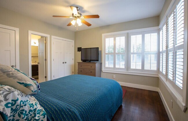 Photo - 702 W N Loop Blvd
