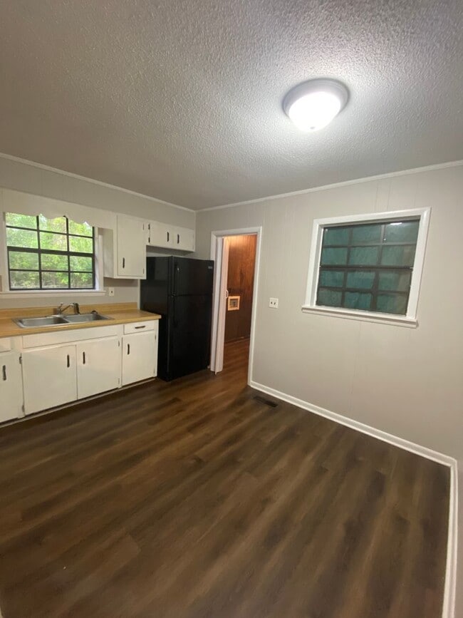 Photo - 904 Carson Ln SW