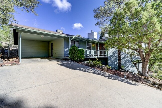 Building Photo - 3 bedroom, 3 bath home close to downtown P...