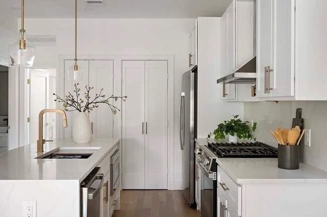 Building Photo - 98 Bennington St Unit 2