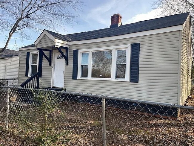 Building Photo - "Charming 2-Bedroom Retreat in Greenville - Perfect for Cozy Living!"