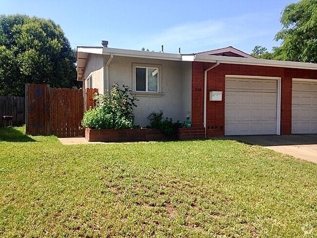 Building Photo - 2 Bedroom 1 bath Duplex with garage Rental