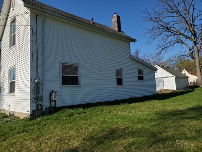 Side view - 410 Seymour Ave Unit Home
