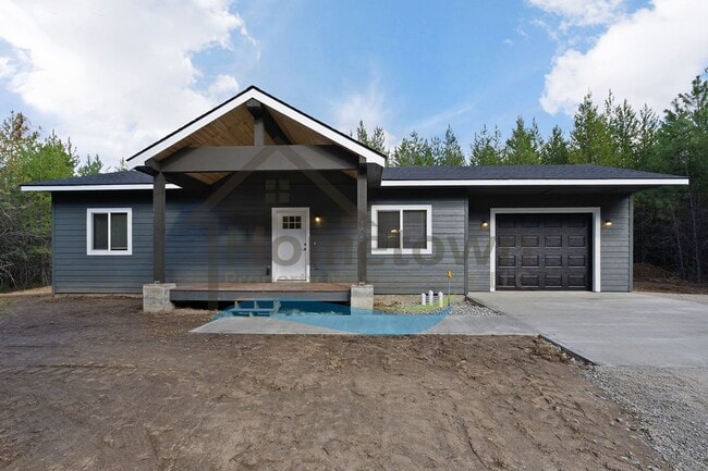 Building Photo - 2 Bedroom 1 Bathroom Home with a Single Car Garage Available in Blanchard!
