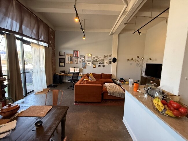 Photo - 915 N San Jacinto St