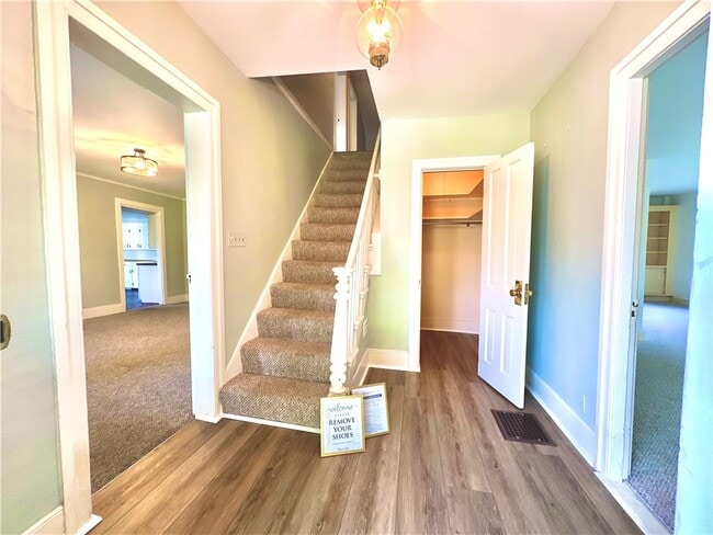 Photo - 1253 Fairport Rd