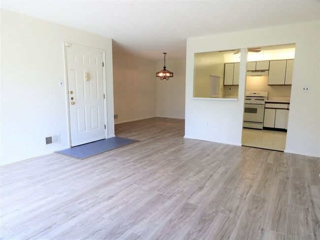 Photo - 68 Crabapple Ln