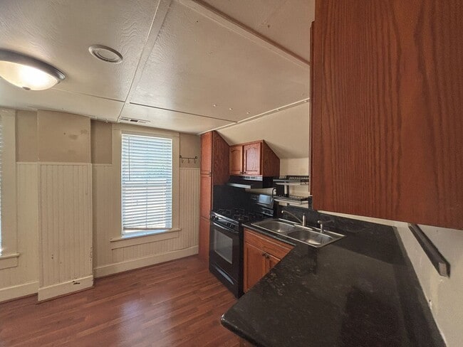 Photo - Charming 2 Bedroom 1 Bath Close to Downtown Unit Upper