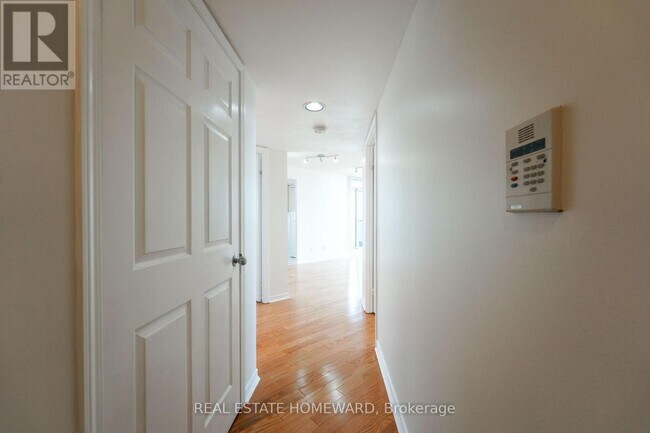 Photo - 28 Harrison Garden Blvd Unité 1811