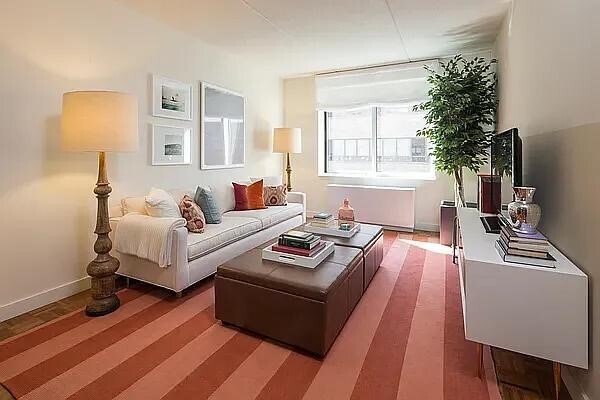 Photo - 511 W 44th St