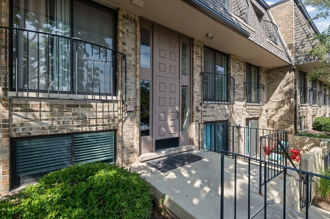 1715 Northfield Square
