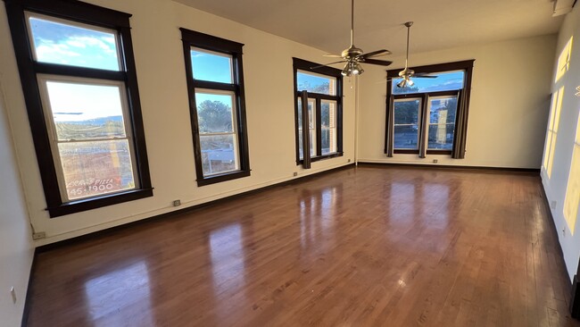 3rd floor, 12’ ceilings, ample natural light, historic hardwood floors - 960 Kenmore Blvd Apartments