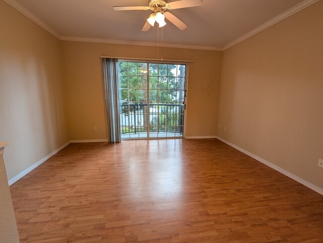 Salón con acceso al balcón - 5218 Hampton Beach Pl