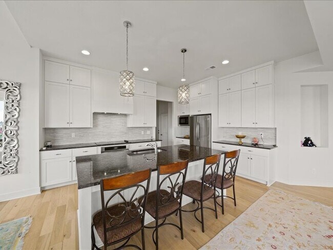 Photo - 18228 Earnshaw St