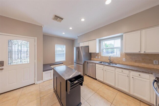 Photo - 1400 Dennis St