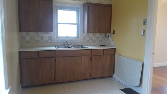 Kitchen cabinets - 1776 Dixdale Ave