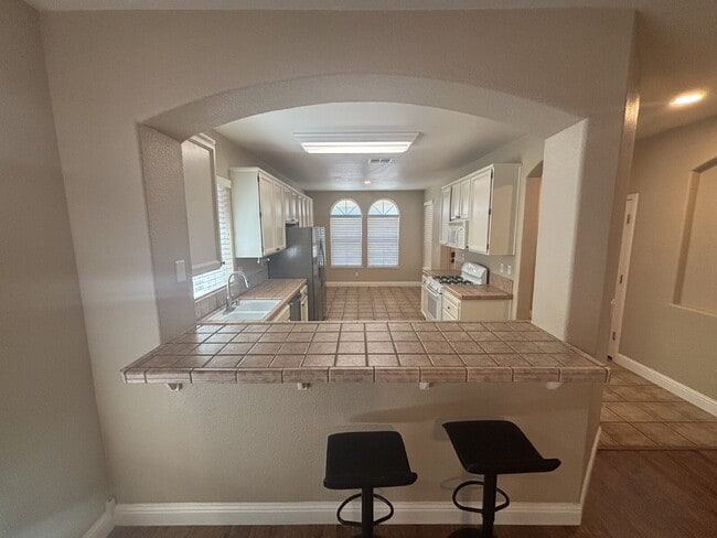 Photo - Available Now: 3 bed 2 bath home in Roseville