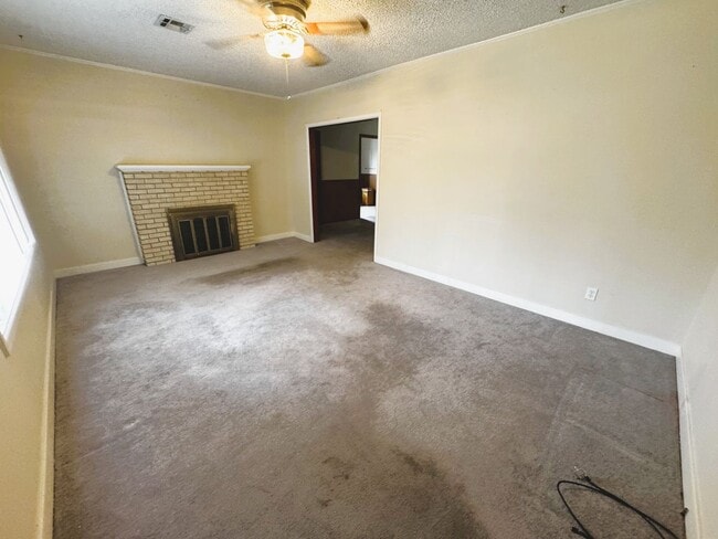 Photo - 3 Bedroom 1.5 Bath home w/fenced yard