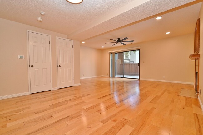 Photo - $3,625 / 3BR - GORGEOUS TOWNHOME IN CENTRAL NEWARK