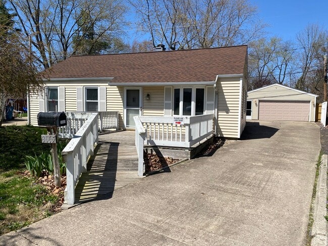 Building Photo - 3br 1bth 2cg. Huge back yard