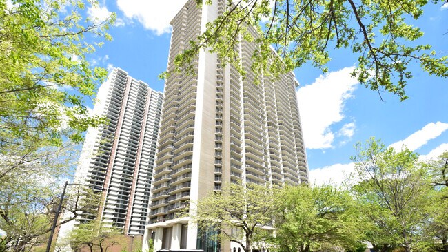 Building Photo - 6007 N Sheridan Rd Unit Malibu Rental