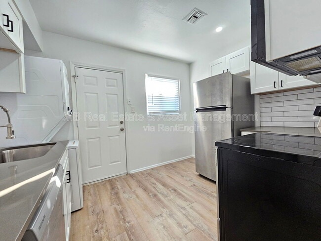 Photo - 1521 E Oak St Unit 22