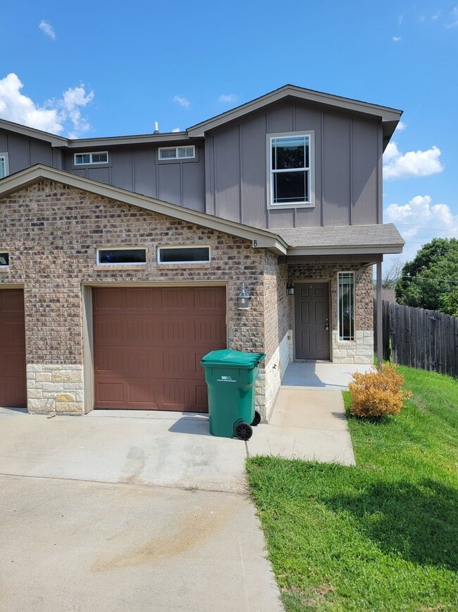 Building Photo - 105 Stone Canyon Ct Unit B-STILL OCCUPIED BY RESIDENT