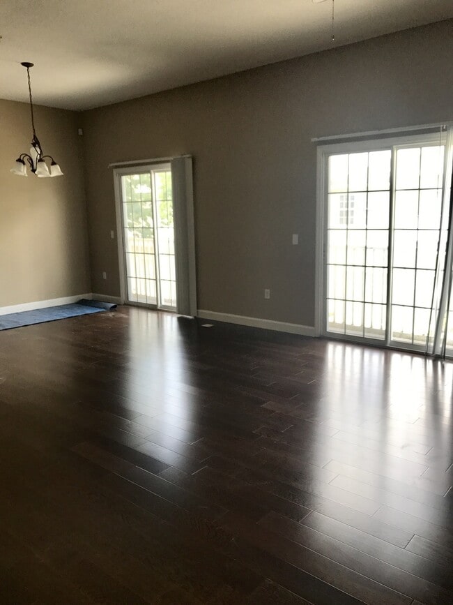 Photo - 2 Bed / 2 Bath Condo with 1-Car Garage in ...