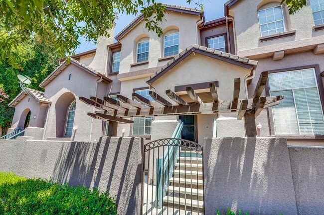Building Photo - Bright & Airy 3-Story Townhome 3/2.5 in the Willows HOA Complex Off of Old Hillsdale Ave/Rubino C...