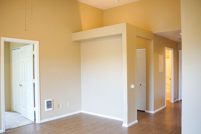 Photo - Top Floor 2 Bed 2 Bath with Vaulted Ceilin... Unidad 235-05