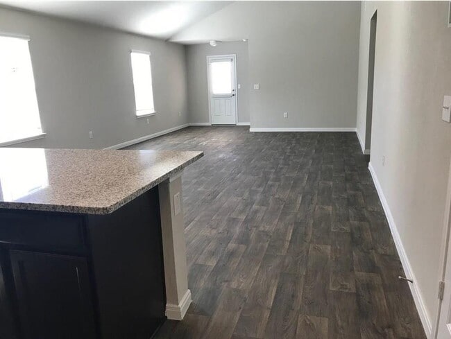Photo - 108 Cranbrook Ln