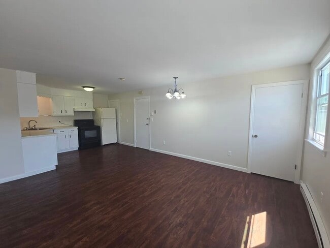 Building Photo - 567 Main St Unit 3