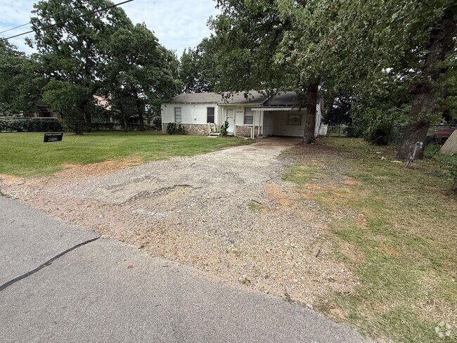 Building Photo - Rendon Area; Single-Family home sitting on...